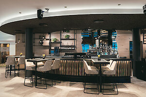 Außenpool mit Panoramablick in den Bayerischen Wald im Hotel Tonihof